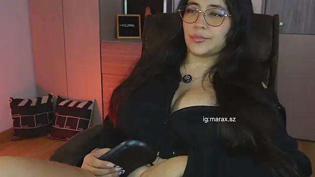 Snapshot of Mara_HugeAss chatting on 7, 6, 2026 Mara HugeAss online show from 7, 6, 2026