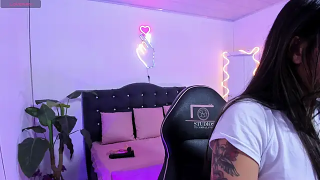 LINDSAY TAY online show from 25, 4, 2026