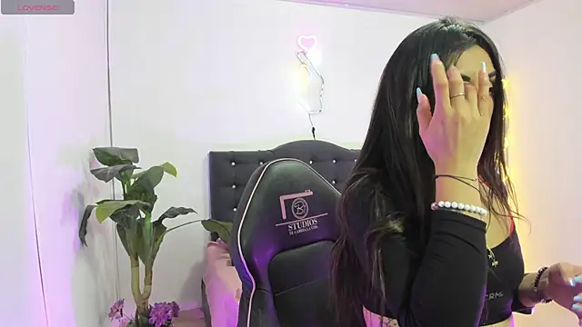 LINDSAY TAY online show from 30, 3, 2026