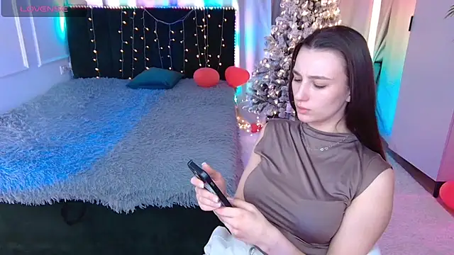 Vivian Wee online show from 27, 2, 2026