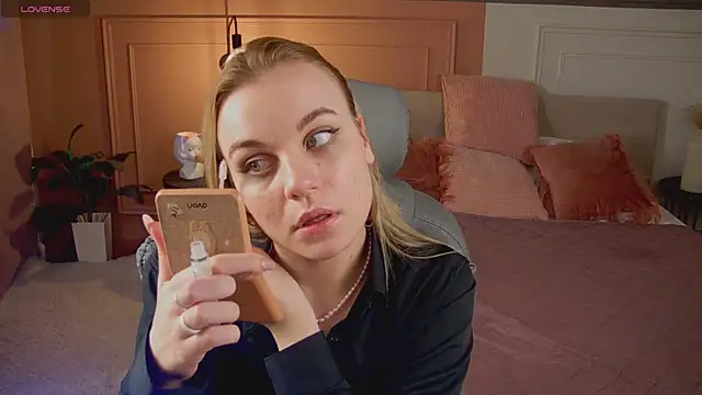 Glow Margo online show from 11, 4, 2026