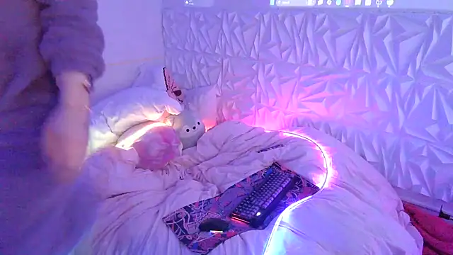 Snapshot of Moongirl117 chatting on 3, 3, 2026 Moongirl117 online show from 3, 3, 2026