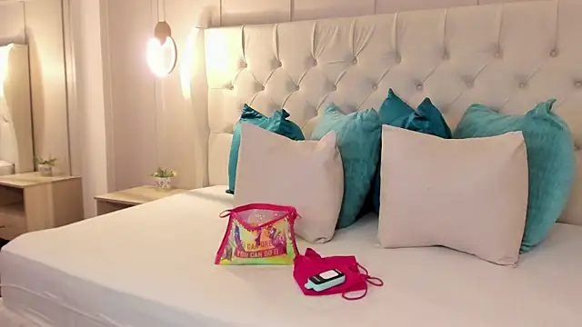 raquel mooon online show from 17, 4, 2026