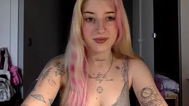 Snapshot of EmmyWet chatting on 7, 7, 2026 EmmyWet online show from 7, 7, 2026