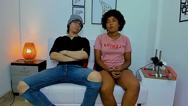 Snapshot of chiki_carm chatting on 8, 4, 2026 chiki carm online show from 8, 4, 2026