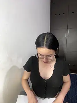 Snapshot of Anni_Rose chatting on 8, 4, 2026 Anni Rose online show from 8, 4, 2026