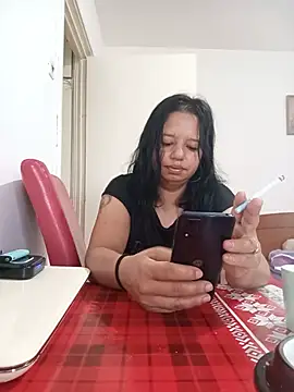 Snapshot of roxana_e43 chatting on 4, 7, 2026 roxana e43 online show from 4, 7, 2026