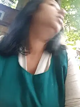 Snapshot of roxana_e43 chatting on 10, 7, 2026 roxana e43 online show from 10, 7, 2026