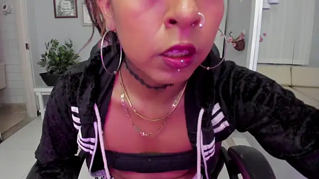 Nahomy Collins  online show from 19, 6, 2026
