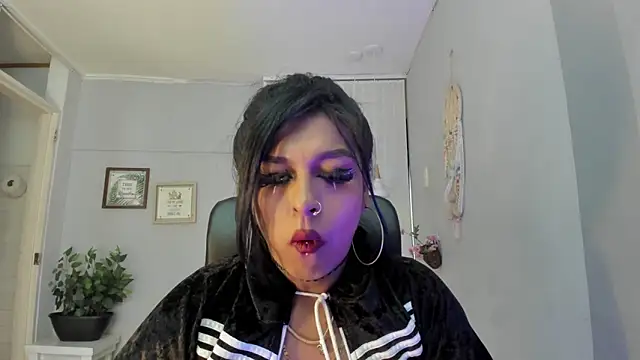 Nahomy Collins  online show from 31, 3, 2026