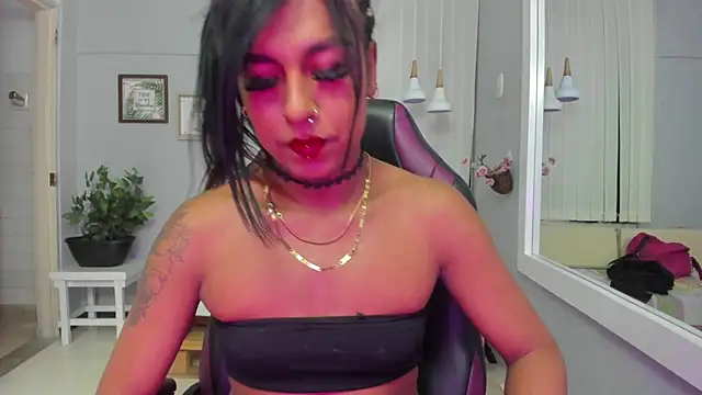 Nahomy Collins  online show from 30, 6, 2026