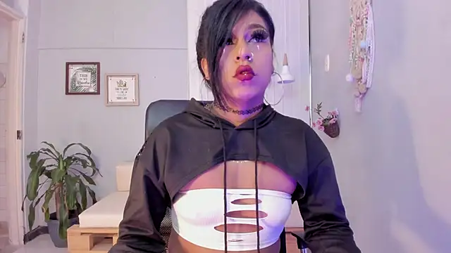 Nahomy Collins  online show from 23, 3, 2026