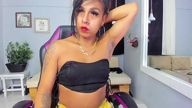 Snapshot of Nahomy_Collins_ chatting on 6, 5, 2026 Nahomy Collins online show from 6, 5, 2026