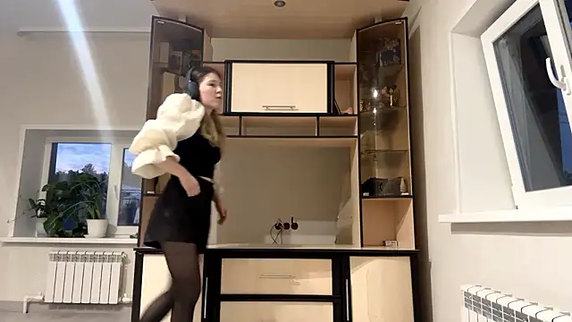 JoanieMochel online show from 4, 3, 2026