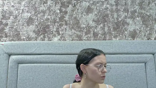 Snapshot of Naomimolie chatting on 23, 6, 2026 Naomimolie online show from 23, 6, 2026