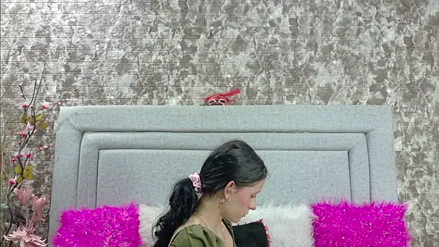 Snapshot of Naomimolie chatting on 10, 6, 2026 Naomimolie online show from 10, 6, 2026