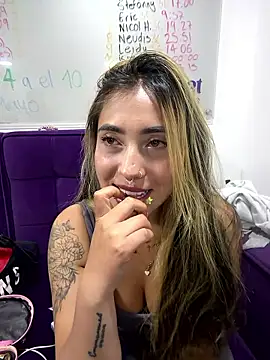 ManuelaVeeleez online show from 9, 5, 2026