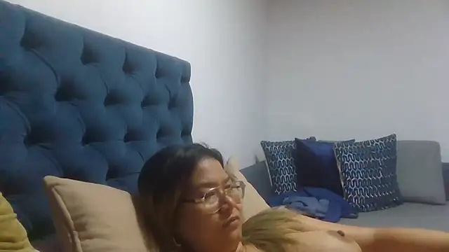 Jiwon Han online show from 17, 4, 2026