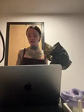 SkinnyLilly online show from 9, 6, 2026