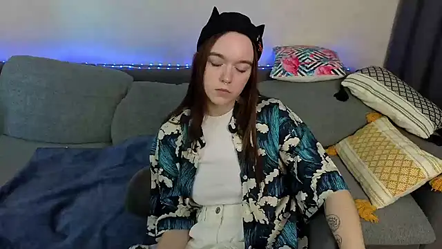 Snapshot of SunyLily chatting on 10, 6, 2026 SunyLily online show from 10, 6, 2026