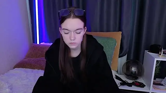 Snapshot of SunyLily chatting on 7, 6, 2026 SunyLily online show from 7, 6, 2026