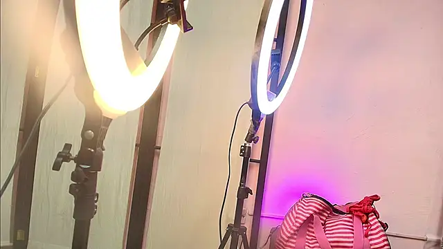 mia turnerr online show from 28, 4, 2026