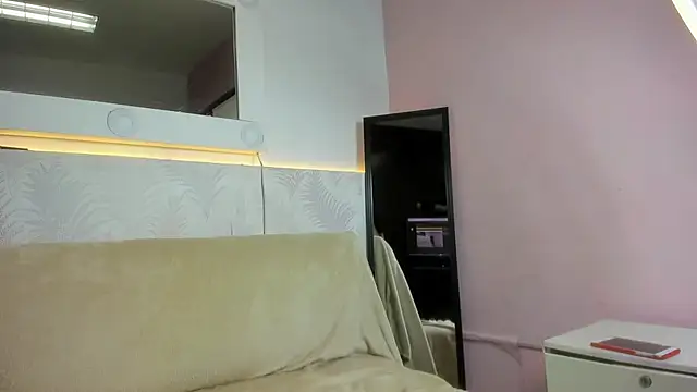 mia turnerr online show from 23, 4, 2026