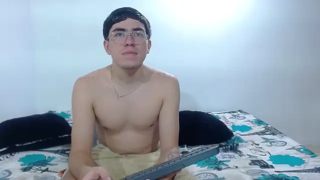 Couple-Fantasy1 online show from 13, 4, 2026