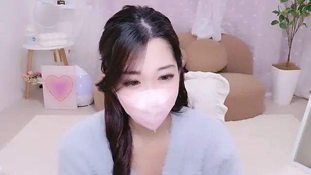 YURIKAsan  online show from 5, 4, 2026