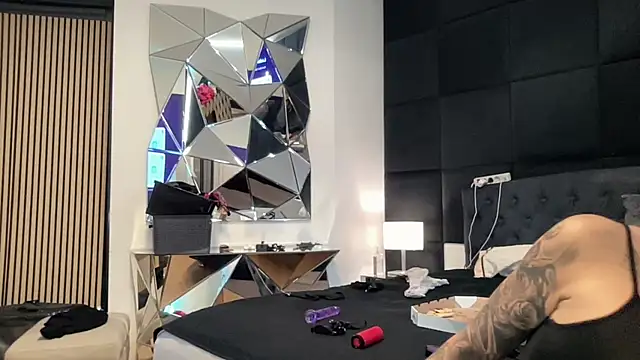 AMBER HARD online show from 6, 4, 2026