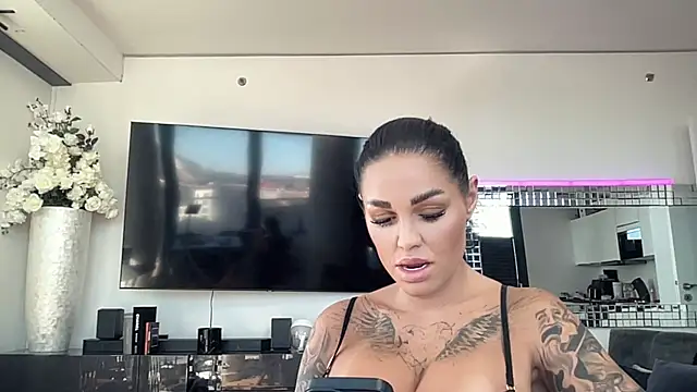 AMBER HARD online show from 7, 4, 2026