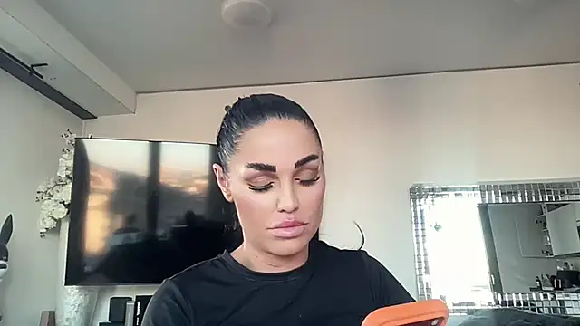 AMBER HARD online show from 22, 4, 2026