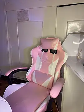 ThePrettyTiana online show from 4, 4, 2026