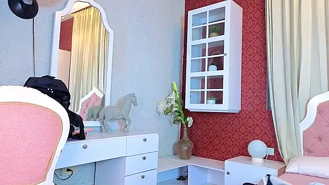 Sienna Dark online show from 15, 4, 2026