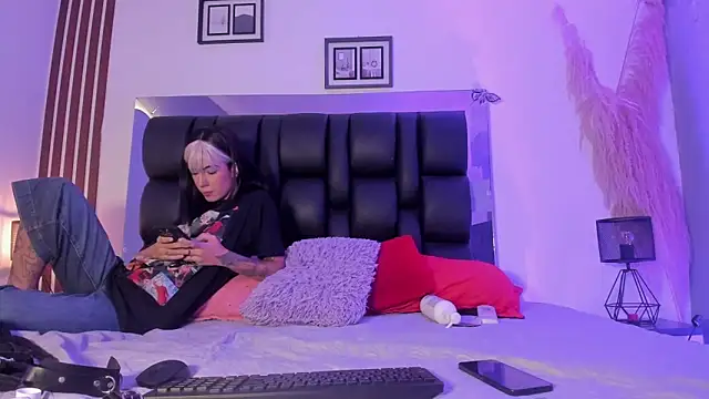 dalhia and hades online show from 8, 4, 2026