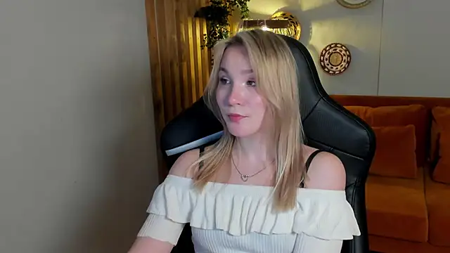 Snapshot of ElaraVoltage chatting on 12, 5, 2026 ElaraVoltage online show from 12, 5, 2026