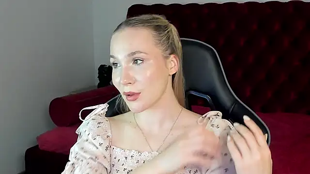 Snapshot of ElaraVoltage chatting on 5, 6, 2026 ElaraVoltage online show from 5, 6, 2026
