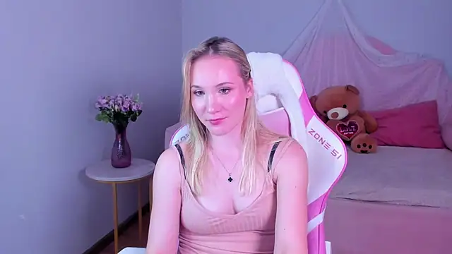 Snapshot of ElaraVoltage chatting on 8, 6, 2026 ElaraVoltage online show from 8, 6, 2026