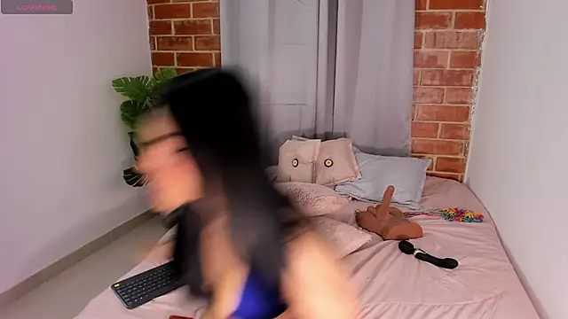 ashley hills  online show from 25, 6, 2026