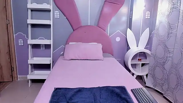 EmmaThompson   online show from 15, 4, 2026