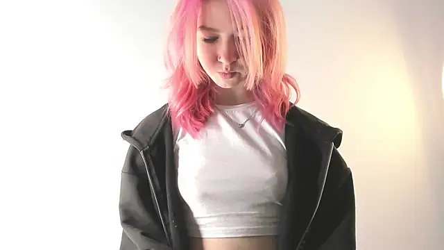 August female online show from 22, 4, 2026