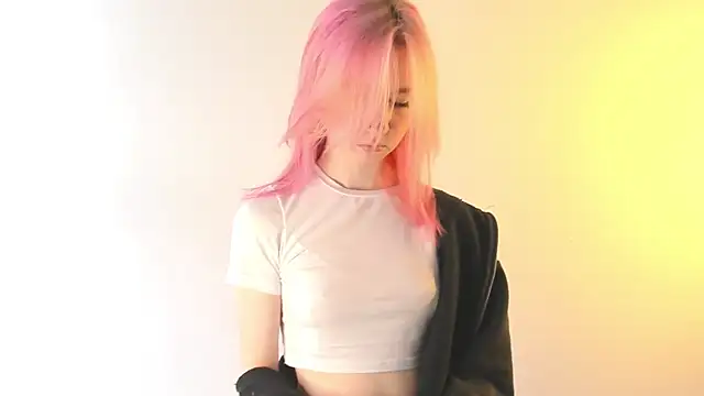 August female online show from 23, 4, 2026