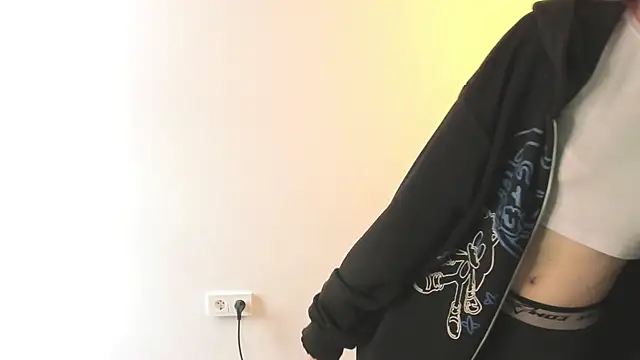 August female online show from 23, 4, 2026