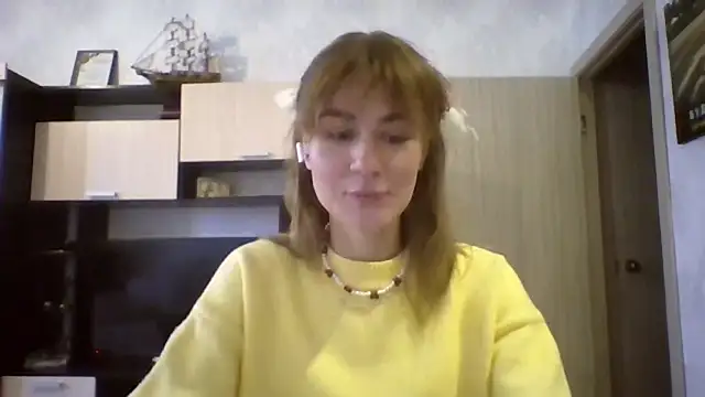 ElenoreHolguin online show from 10, 4, 2026