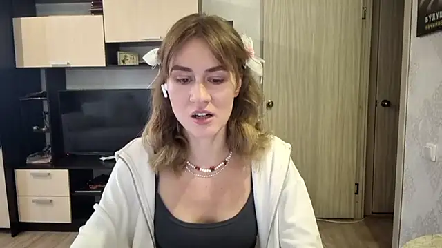 ElenoreHolguin online show from 8, 4, 2026