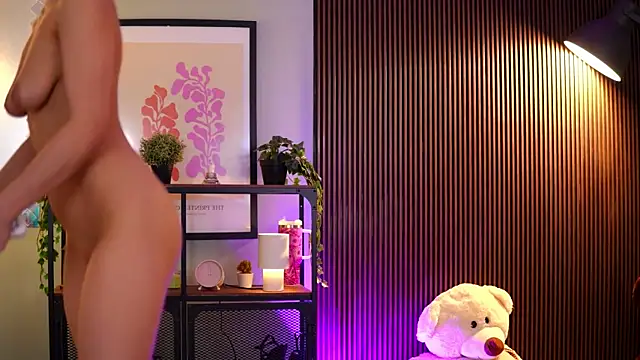 Lena Laurent online show from 28, 7, 2026
