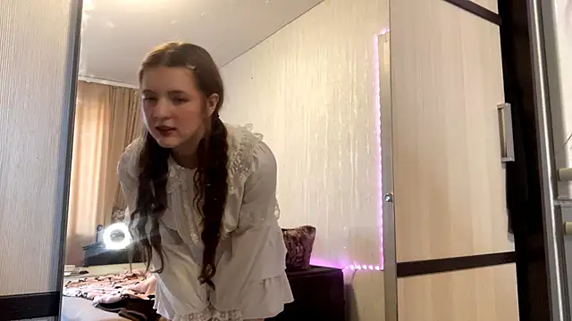 LynHaller online show from 10, 3, 2026