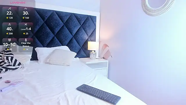 Adalyn Cute online show from 19, 6, 2026