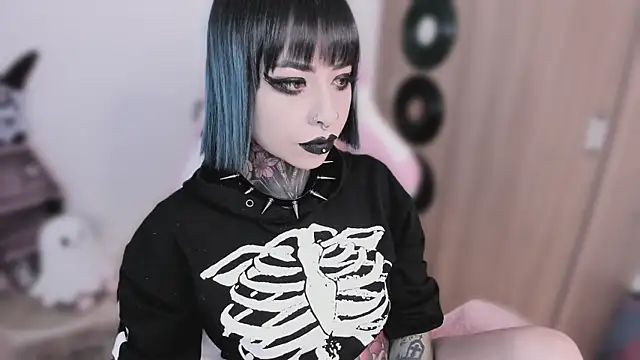 shes creepy online show from 11, 5, 2026