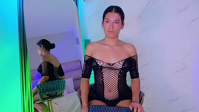 EmmaCollins01 online show from 25, 3, 2026